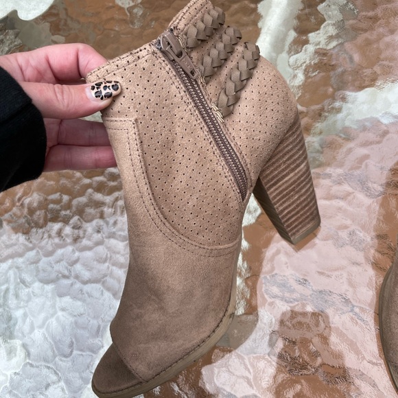 Ankle booties with a peep toe. Report brand. Size 6 - Picture 4 of 4